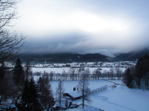 Cidade Kranjska Gora Gorenjska Eslovênia Inverno Colinas Atrás Cobertas Nuvens — Fotografia de Stock