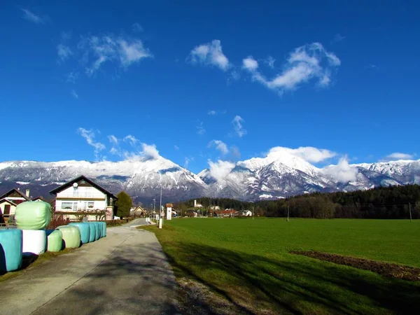 Uitzicht Besneeuwde Top Van Kamnik Savinja Alpen Vanaf Tenetise Dorp — Stockfoto