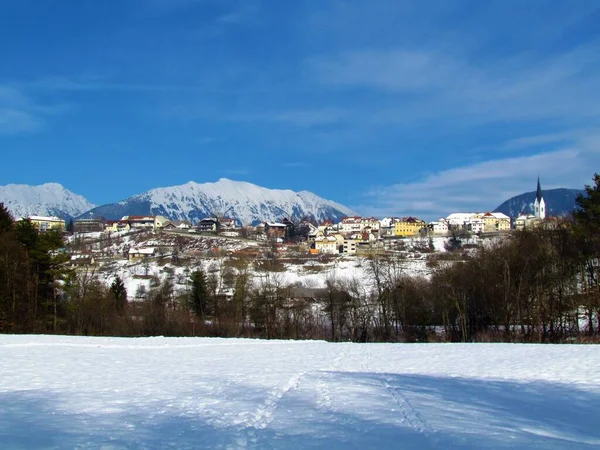 Vista Histórica Ciudad Radovljica Gorenjska Eslovenia Invierno Con Montañas Cubiertas —  Fotos de Stock
