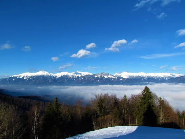 斯洛维尼亚Gorenjska的Karavanke山脉景观和覆盖景观的大雾 — 图库照片