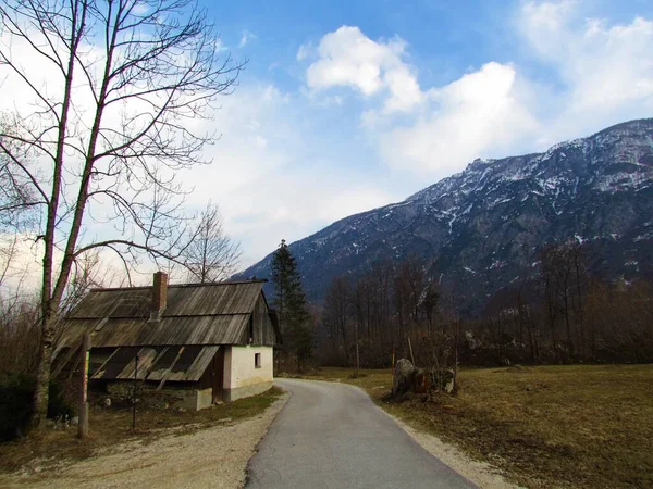 Estrada Que Conduz Passado Uma Casa Velha Montanhas Julian Alps — Fotografia de Stock