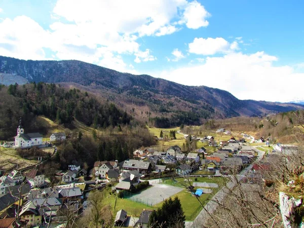 Blick Auf Das Dorf Kamna Gorica Unter Dem Bewaldeten Jelovica — Stockfoto