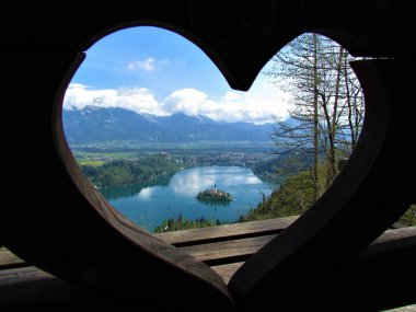 Kanlı göl ve adanın manzarası Maria 'nın kalp şeklinde bir pencere ve dağlardan geçtiği hac kilisesi.