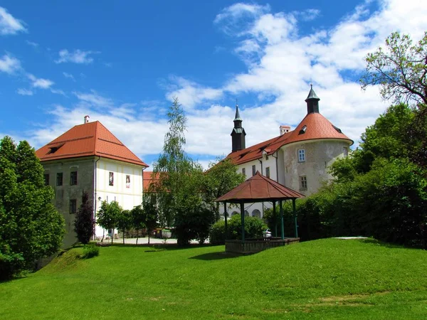 Skofja Loka Castle Gorenjska Slovenia Viewed Castle Park Gazebo Meadow — Stock Photo, Image