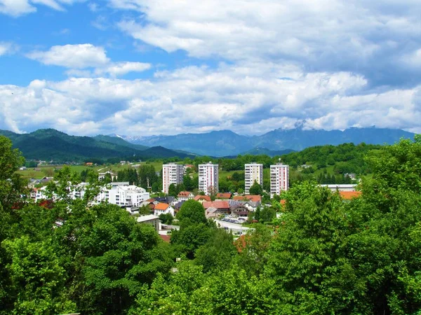 Widok Miasto Skofja Loka Gorenjskiej Słowenia Pokryte Lasem Wzgórza Góry — Zdjęcie stockowe