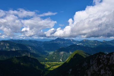 Slovenya 'nın Gorenjska kentindeki Karavanke dağlarındaki Radovna vadisi ve Kepa dağının manzaralı manzarası.