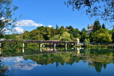 Slovenya 'nın Dolenjska kentindeki Novo Mesto yakınlarındaki Krka Nehri üzerindeki köprü
