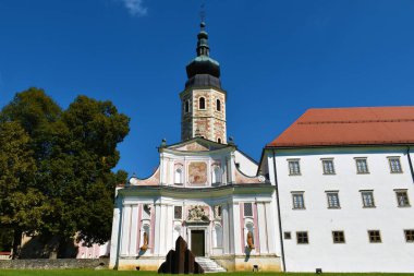 Slovenya 'nın Dolenjska kentindeki Kostanjevica şatosuna da Kostanjevica Manastırı' ndaki kilise kulesi manzarası adı verildi.