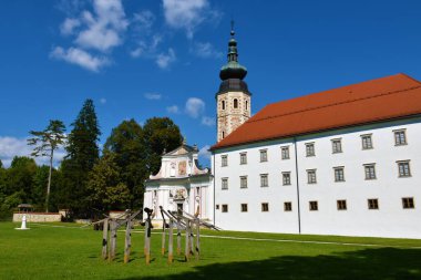 Slovenya 'nın Dolenjska kentinde Kosnjevica na Krki yakınlarındaki eski bir manastırdaki kilise kulesinin manzarası