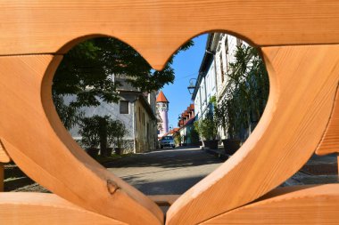 Slovenya 'nın Stajerska kentindeki Brezice kasabasında seçici bir odak noktası kalp şeklinde ahşap bir çerçeveden görülüyor