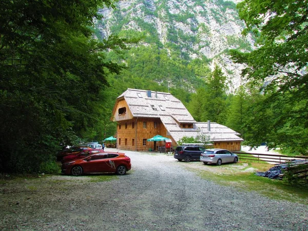 Bohinj Slovinsko Července 2021 Horská Chata Savici Bohinje Slovinsku Auta — Stock fotografie