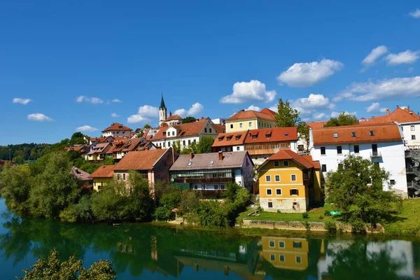 Vista Ciudad Novo Mesto Dolenjska Eslovenia Con Reflejo Los Edificios — Foto de Stock