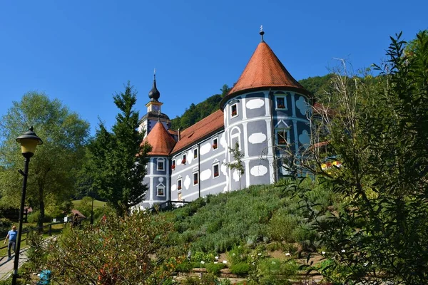 斯陶尔斯卡市Podcetrtek附近Olimje的中世纪修道院建筑群景观和前面的草木花园 — 图库照片