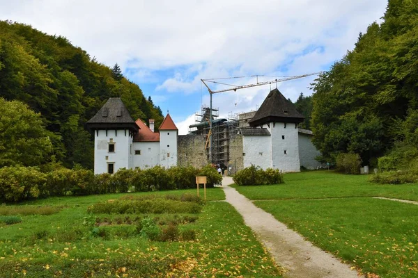 斯洛文尼亚斯洛斯凯孔奇斯附近Zicka Kartuzija的中世纪修道院建筑群及其中央正在翻新的旧建筑群 — 图库照片