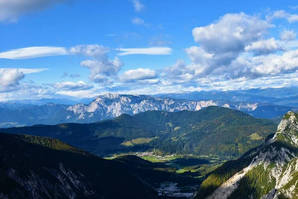 Avusturya 'nın Carinthia kentindeki Dobrac Dağı manzarası ve Slovenya' nın Ratece kasabasının önündeki orman tepeyi kapladı.