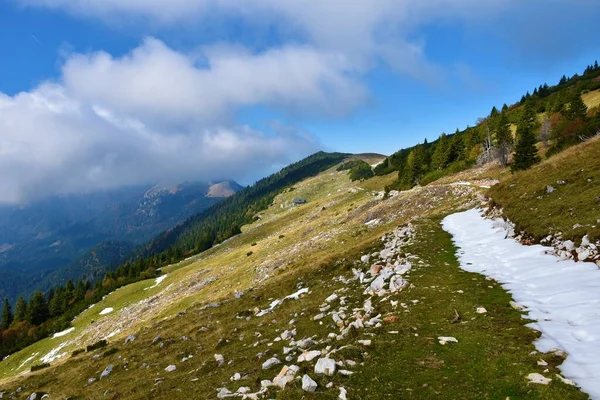 Pastos Montaña Las Montañas Karavanke Eslovenia Iluminada Por Luz Del —  Fotos de Stock