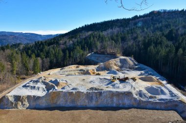 Slovenya 'da ormanla çevrili kum havuzu manzarası