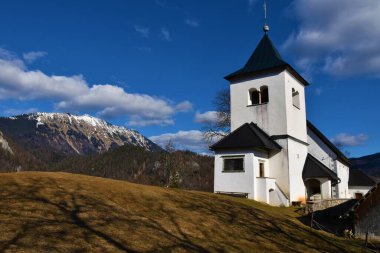 Slovenya 'nın Gorenjska kentindeki Karavanke dağlarındaki Begunjscica Dağı ve Begunje Dağı üzerindeki Aziz Peter Kilisesi manzarası
