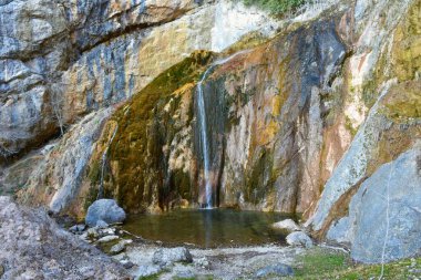 Slovenya 'nın Severna Primorska kentindeki Baska Grapa' daki Sopota şelalesinin manzarası