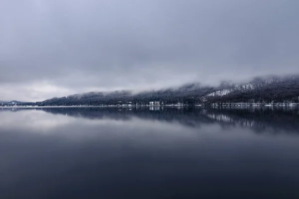 斯洛文尼亚的Bohinj湖 湖面上方有低层云彩 湖面反射 — 图库照片