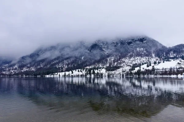 Montaña Sobre Lago Bohinj Con Cima Cubierta Nubes Eslovenia — Foto de Stock