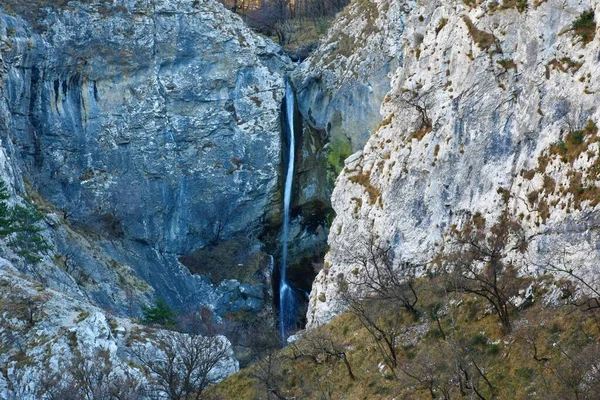 Vodopád Vytesaný Skalní Stěny Padající Bazénu Val Rosandře Nebo Glinscice — Stock fotografie
