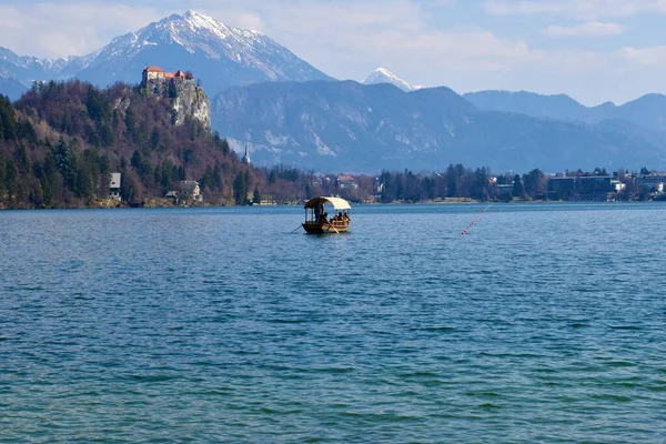 Barco Pletna Tradicional Lago Bled Gorenjska Eslovenia Picos Alpinos Fondo — Foto de Stock