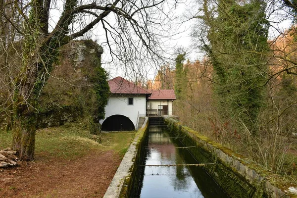 Wasserkanal Bei Planinska Jama Slowenien Fließt Auf Ein Gebäude — Stockfoto