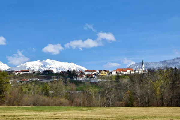 Vista Panorâmica Cidade Radovljica Gorenjska Eslovênia Montanhas Cobertas Neve Cordilheira — Fotografia de Stock