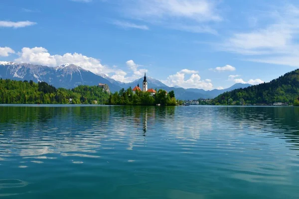 Vista Iglesia Una Isla Lago Bled Gorenjska Eslovenia Con Montañas — Foto de Stock