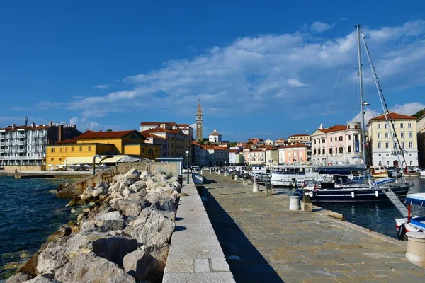 Piran Słowenia Maja 2022 Widok Miasto Piran Molo Wybrzeżu Adriatyku — Zdjęcie stockowe