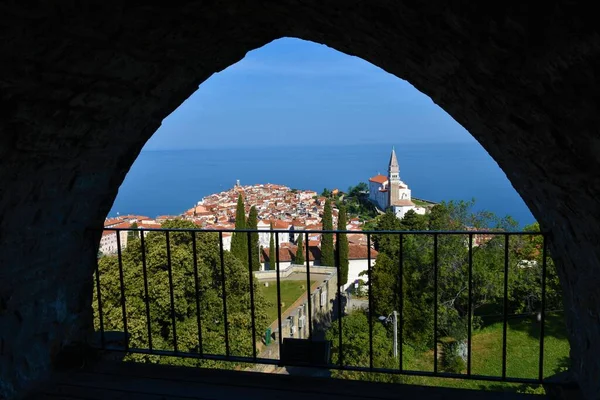 从皮兰城墙俯瞰斯洛文尼亚亚得里亚海沿岸伊斯特利亚和普里莫斯卡的皮兰镇 — 图库照片