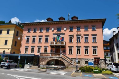 Pieve di Cadore, İtalya - 19 Haziran 2022: Veneto bölgesi Pieve di Cadore ve İtalya 'nın Belluno ilindeki belediye binası