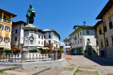 Pieve di Cadore, İtalya - 19 Haziran 2022: Veneto bölgesinde Pieve di Cadore kasabasındaki merkez Tiziano meydanı ve İtalya 'nın Belluno ilinde eski bir heykel
