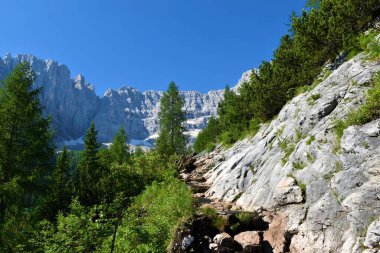 İtalya 'daki Dolomite Alplerinde yürüyüş izleri Sorapis Gölü' ne çıkıyor.