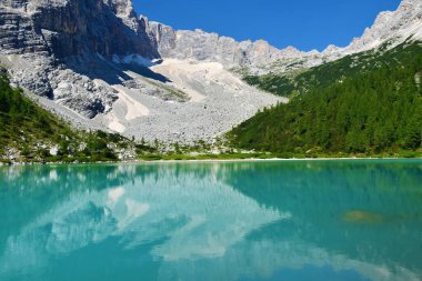 Venedik bölgesindeki Cortina d 'Ampezzo yakınlarındaki Dolomite Alplerindeki Sorapis Gölü ve İtalya' daki Belluno Bölgesi manzarası