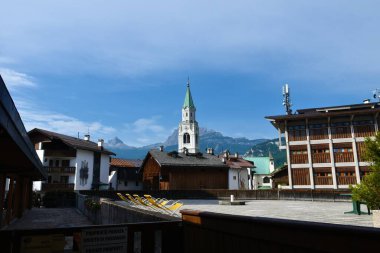 Veneto bölgesindeki Cortina d ampezzo 'daki Aziz Philip ve James Kilisesi ve İtalya' daki Belluno Bölgesi ve Dolomite Dağları 'nın arkasındaki