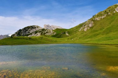 Valparola Gölü 'nün Veneto bölgesindeki Dolomite Dağları' ndaki Valparola Dağı geçidi ve İtalya 'daki Belluno Bölgesi manzarası