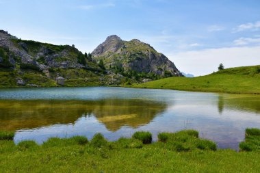 Dolomite Dağları 'ndaki Valparola Gölü ve Sass de Stria Dağı manzarası