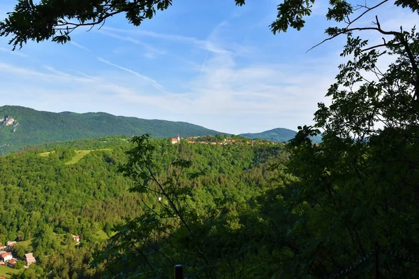 Vista Aldeia Stari Trg Kolpi Uma Colina Coberta Floresta Dolenjska — Fotografia de Stock