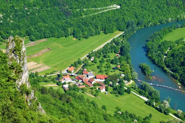 Slovenya 'nın Dolenjska kentinde Kolpa nehrinin yanındaki Dol köyü manzarası
