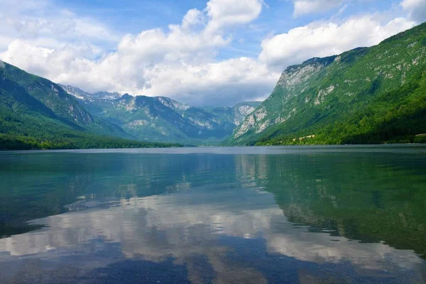 Vista Del Lago Bohinj Rodeado Montañas Los Alpes Julianos Parque —  Fotos de Stock