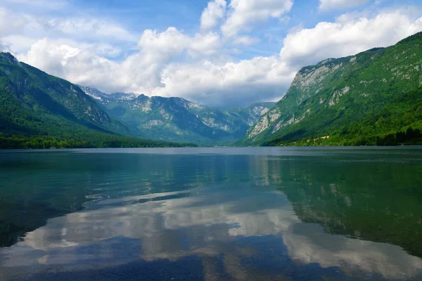 Julian Alpleri Triglav Ulusal Parkı Ndaki Dağlarla Çevrili Bohinj Gölü — Stok fotoğraf