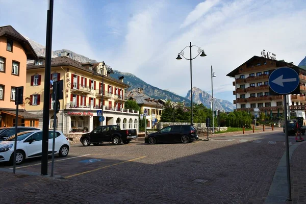 Cortina Ampezzo Włochy Czerwca 2022 Ulica Alpejskim Miasteczku Cortina Ampezzo — Zdjęcie stockowe