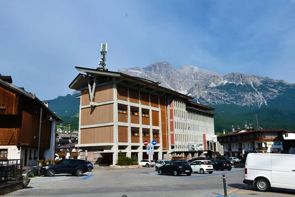 Cortina Ampezzo Ιταλία Ιουνίου 2022 Κτίριο Και Χώρος Στάθμευσης Στην — Φωτογραφία Αρχείου