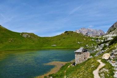 Veneto bölgesinde Valparola Gölü ve Refugio Passo Valparola ve İtalya ve Cima Centurines 'te Belluno Vilayeti