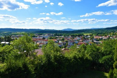 Slovenya 'nın Notranjska bölgesindeki Ilirska Bistrica kasabasının manzarası