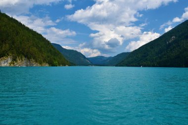 Avusturya, Carinthia 'daki Weissensee Gölü manzarası
