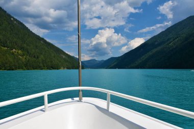 Weissensee Gölü 'nün pruvadan görünüşü Avusturya, Carinthia' daki feribot gemisi.