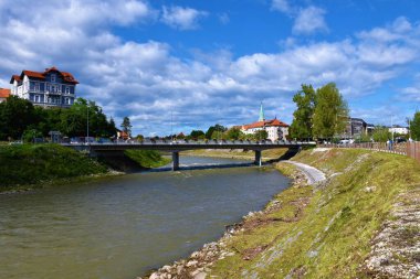 Slovenya 'nın Stajerska kentindeki Celje kasabasından geçen Savinja nehri ve bir köprü manzarası